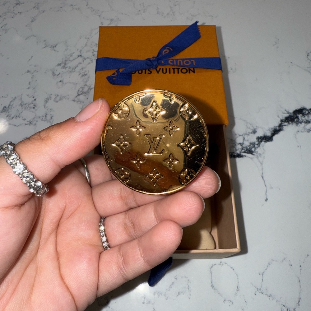 Louis Vuitton Xmas Monogram Trunk Globe Bag Charm - Picture 3 of 4